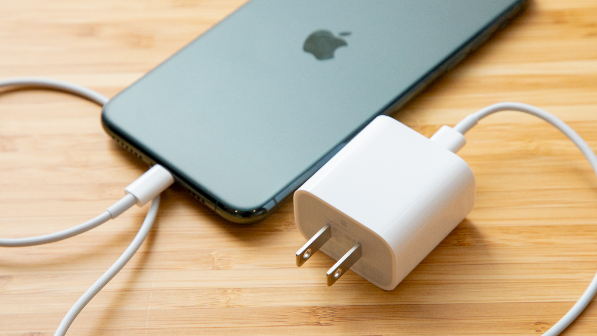 البرازيل قد تجبر Apple على بيع هواتف iPhone مع شواحن ضمنها