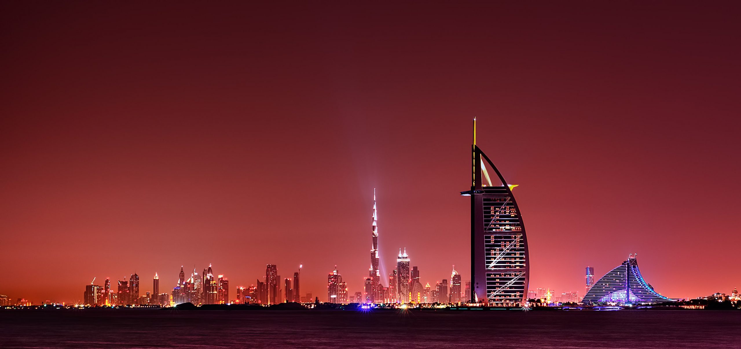 الإمارات تسمح لموظفي العالم بالإقامة دون العمل داخل شركاتها