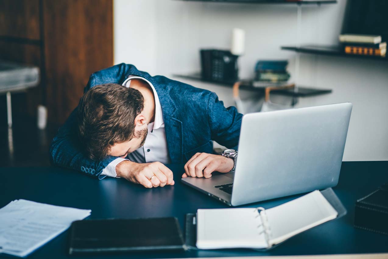 أكبر المشاكل التي تواجه الموظفين عند العمل عن بعد وكيف يمكن تذليلها؟