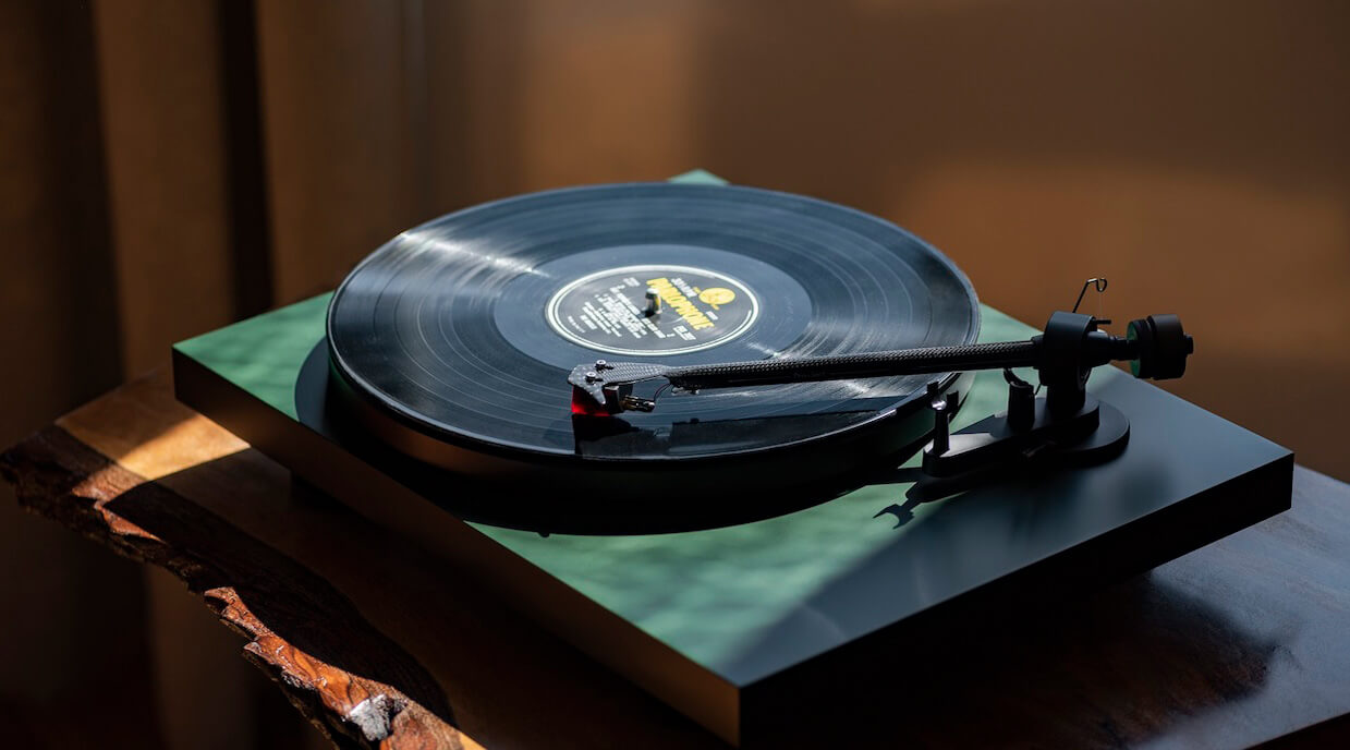 تريد بناء مكتبتك الصوتية من الجرامافون (الفونوغراف)؟ اعرف عيوبها قبل أن تصرف مالك