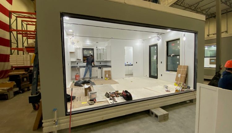 شاهد منزل إيلون ماسك الصغير مسبق الصنع. ولماذا هناك طلب كبير على هذه المنازل؟