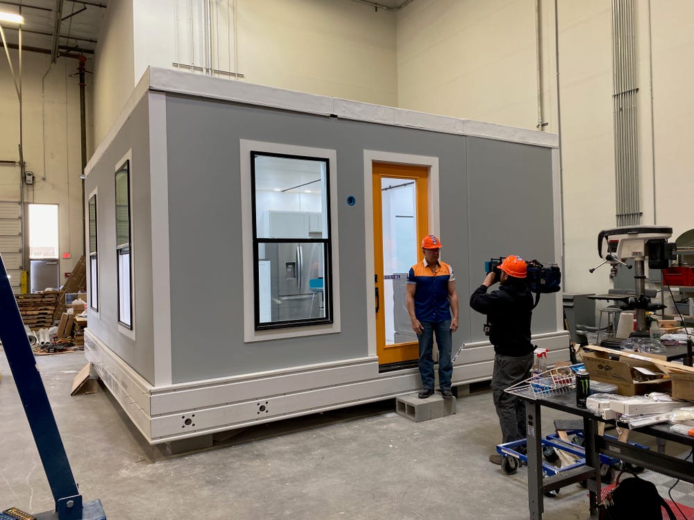 شاهد منزل إيلون ماسك الصغير مسبق الصنع. ولماذا هناك طلب كبير على هذه المنازل؟