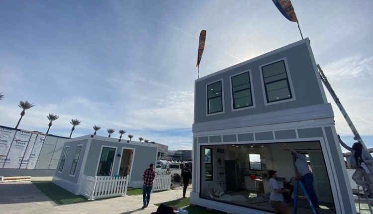 شاهد منزل إيلون ماسك الصغير مسبق الصنع. ولماذا هناك طلب كبير على هذه المنازل؟