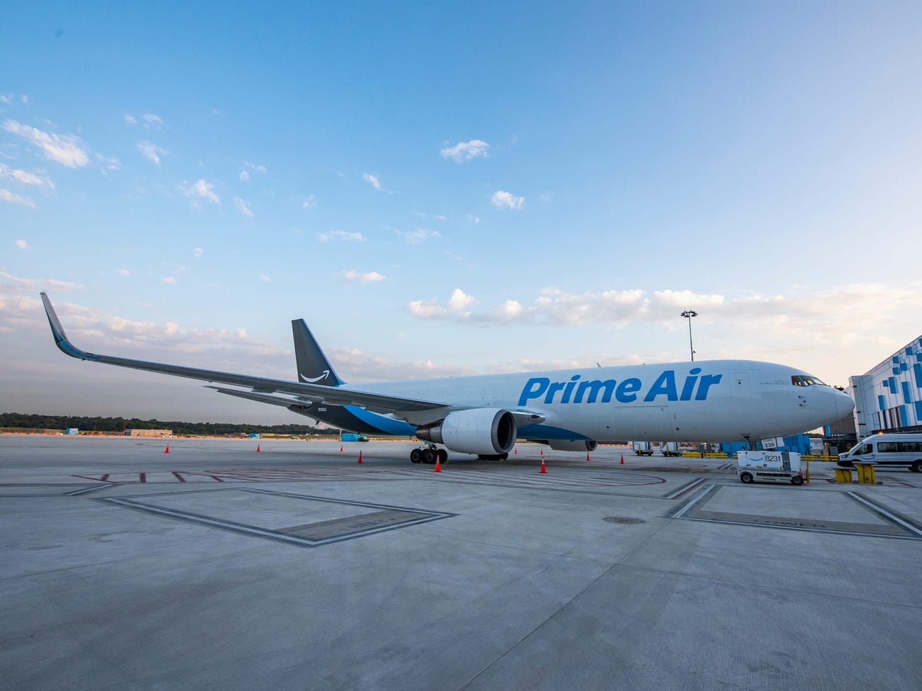 شاهد مركز الشحن الجوي الجديد من أمازون والتقنيات المستخدمة ضمنه