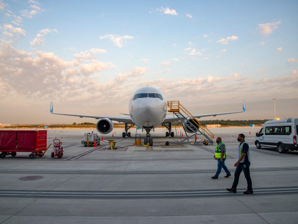 شاهد مركز الشحن الجوي الجديد من أمازون والتقنيات المستخدمة ضمنه