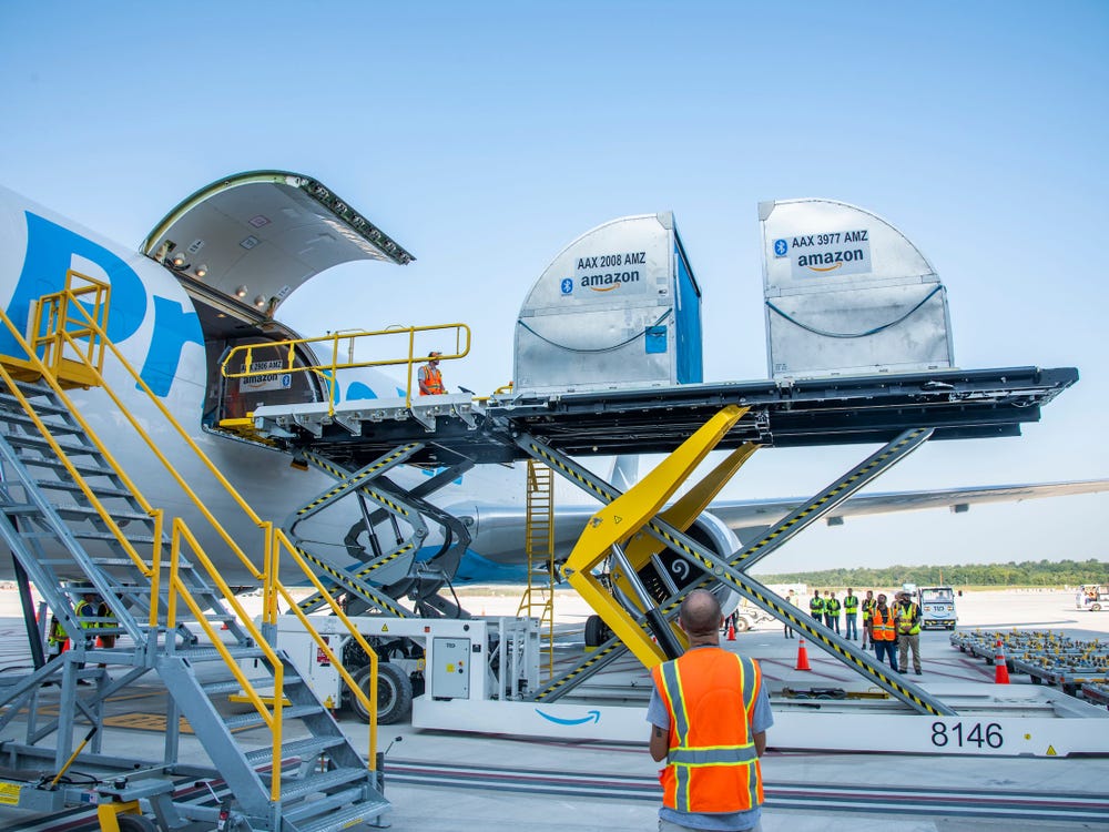 شاهد مركز الشحن الجوي الجديد من أمازون والتقنيات المستخدمة ضمنه