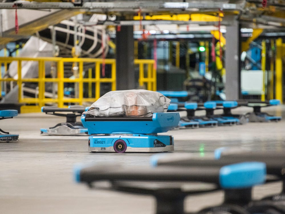 شاهد مركز الشحن الجوي الجديد من أمازون والتقنيات المستخدمة ضمنه