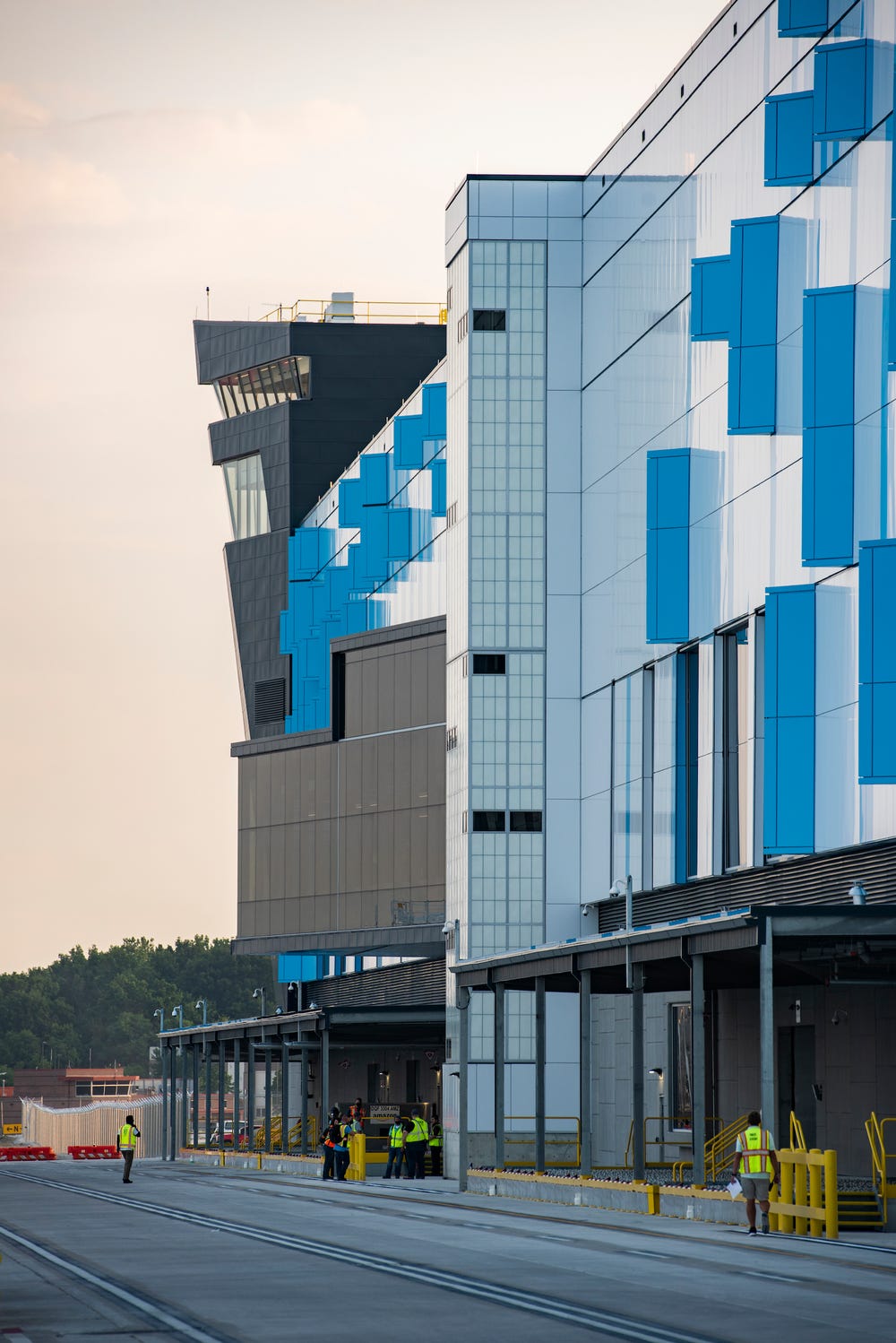 شاهد مركز الشحن الجوي الجديد من أمازون والتقنيات المستخدمة ضمنه