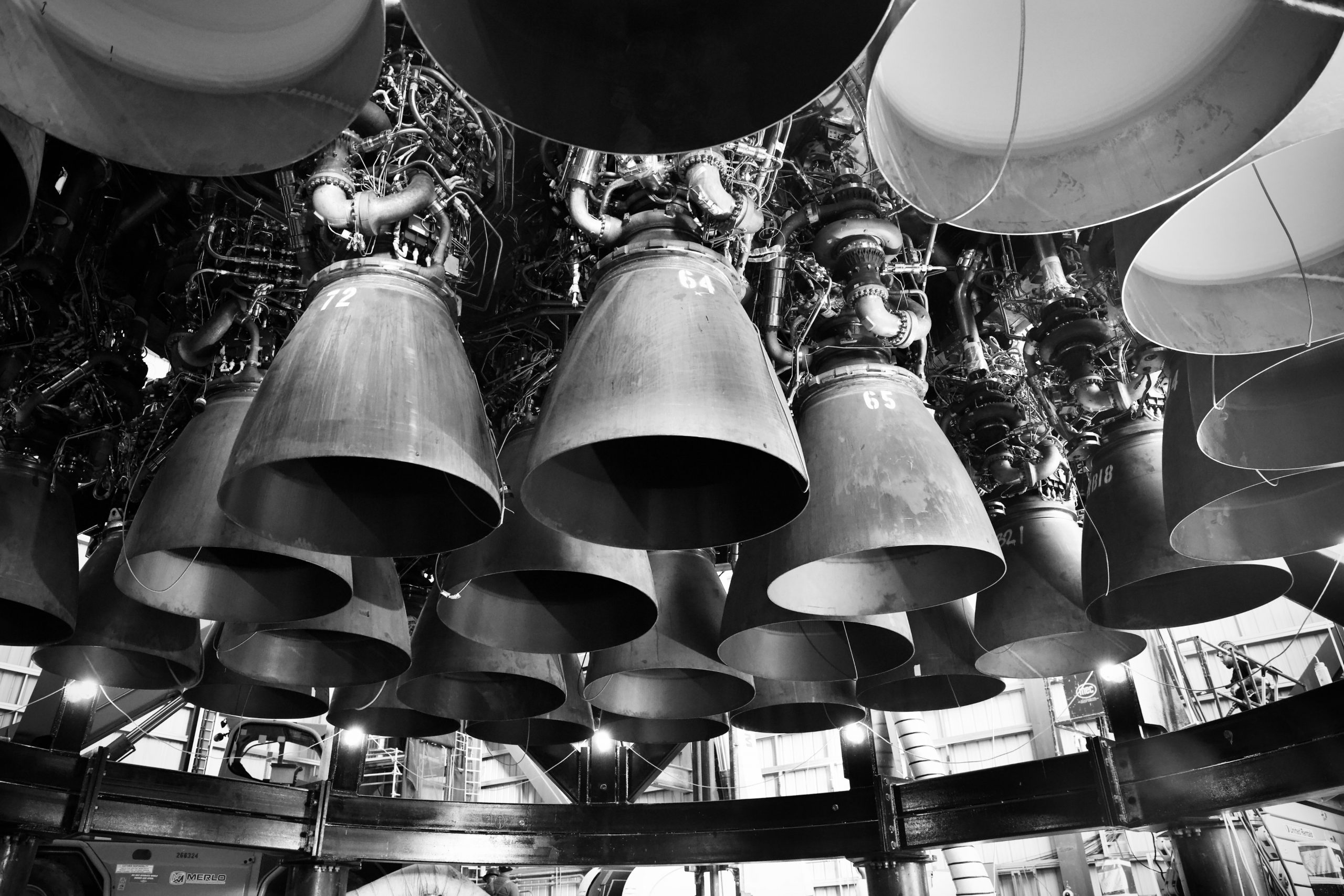 شاهد إضافة المحركات إلى مركبة SpaceX Starship تمهيداً لأول رحلة لها حول الأرض