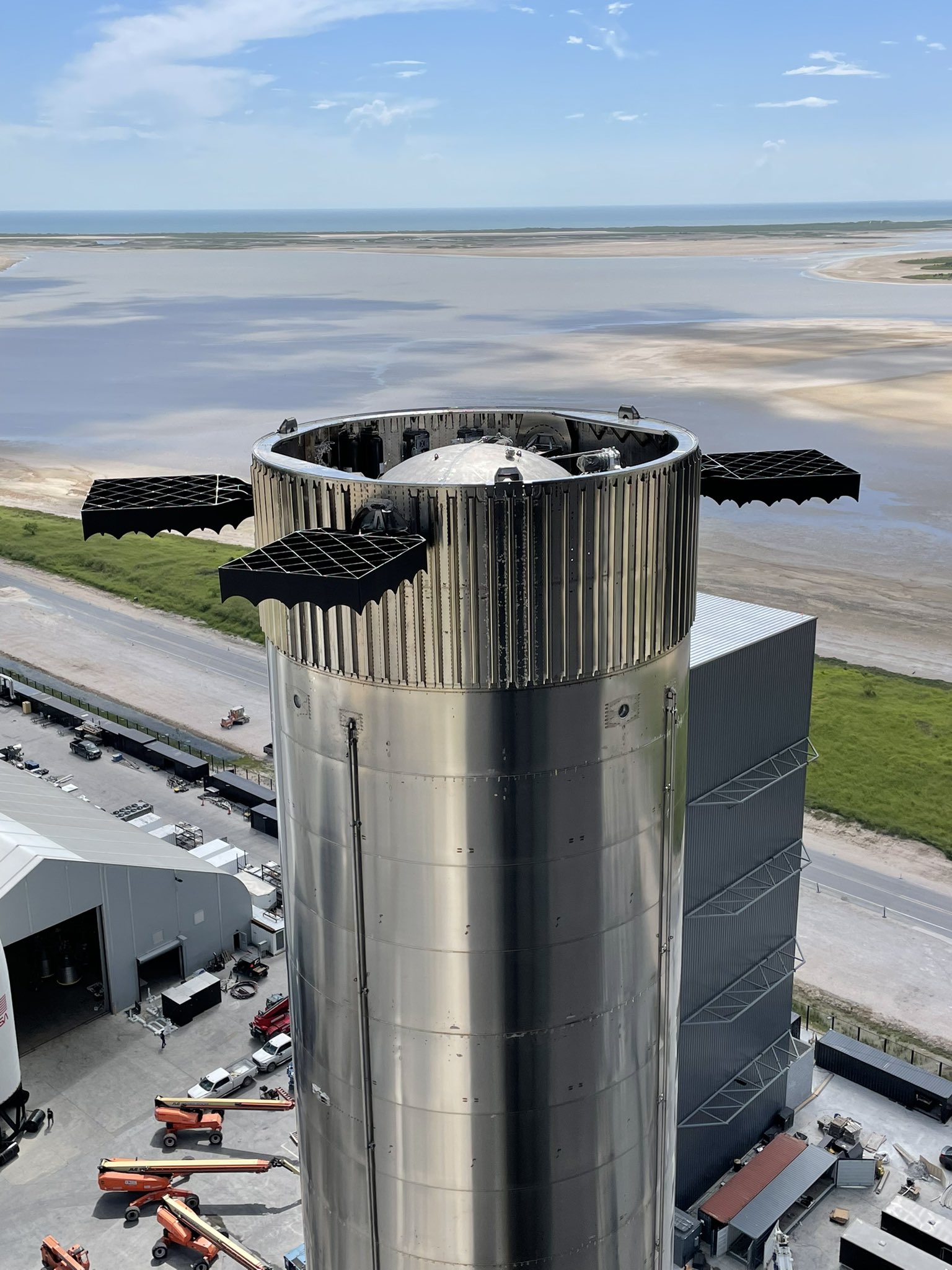 شاهد إضافة المحركات إلى مركبة SpaceX Starship تمهيداً لأول رحلة لها حول الأرض