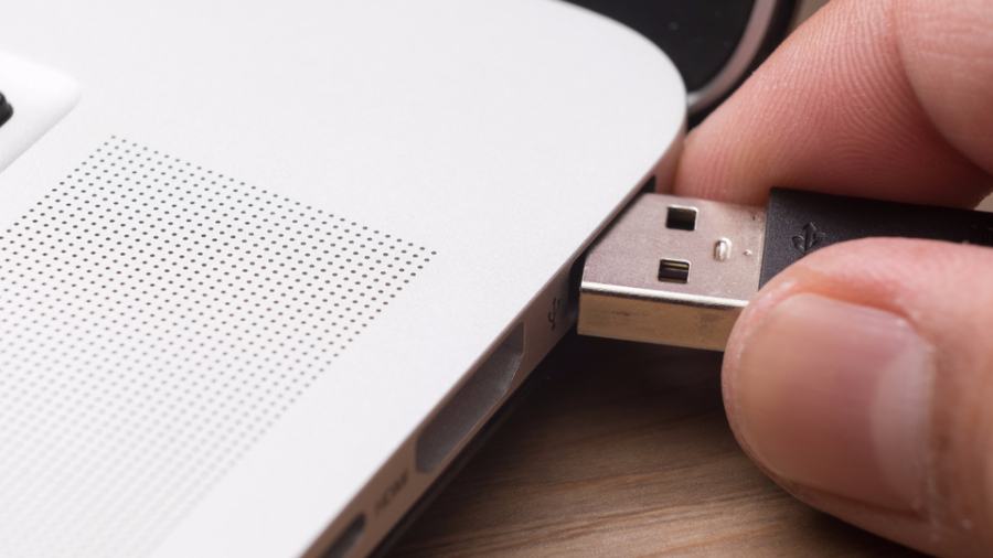 هل عليك إزالة الأجهزة بأمان من منفذ USB؟ أم أن سحبها وحسب آمن كفاية؟