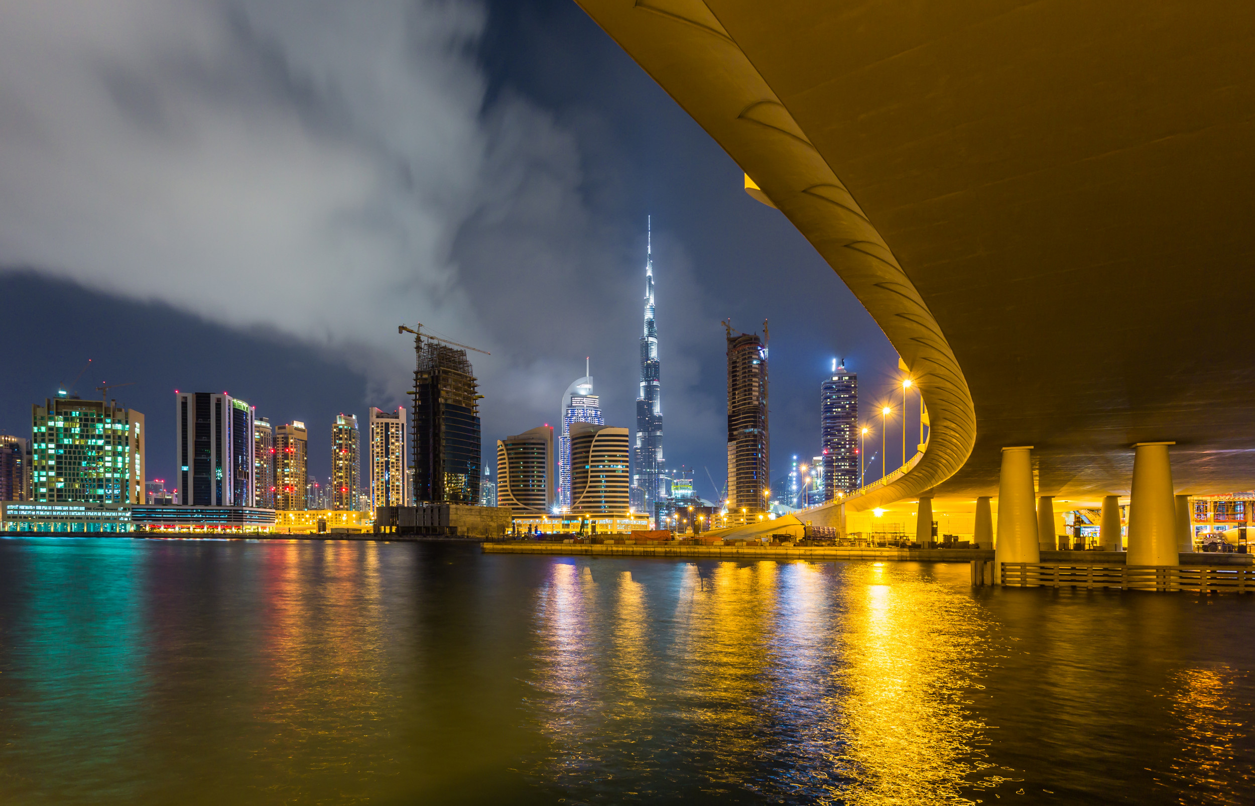 دبي تستخدم الطائرات المسيرة لتبريد الجو بتحريض هطول المطر