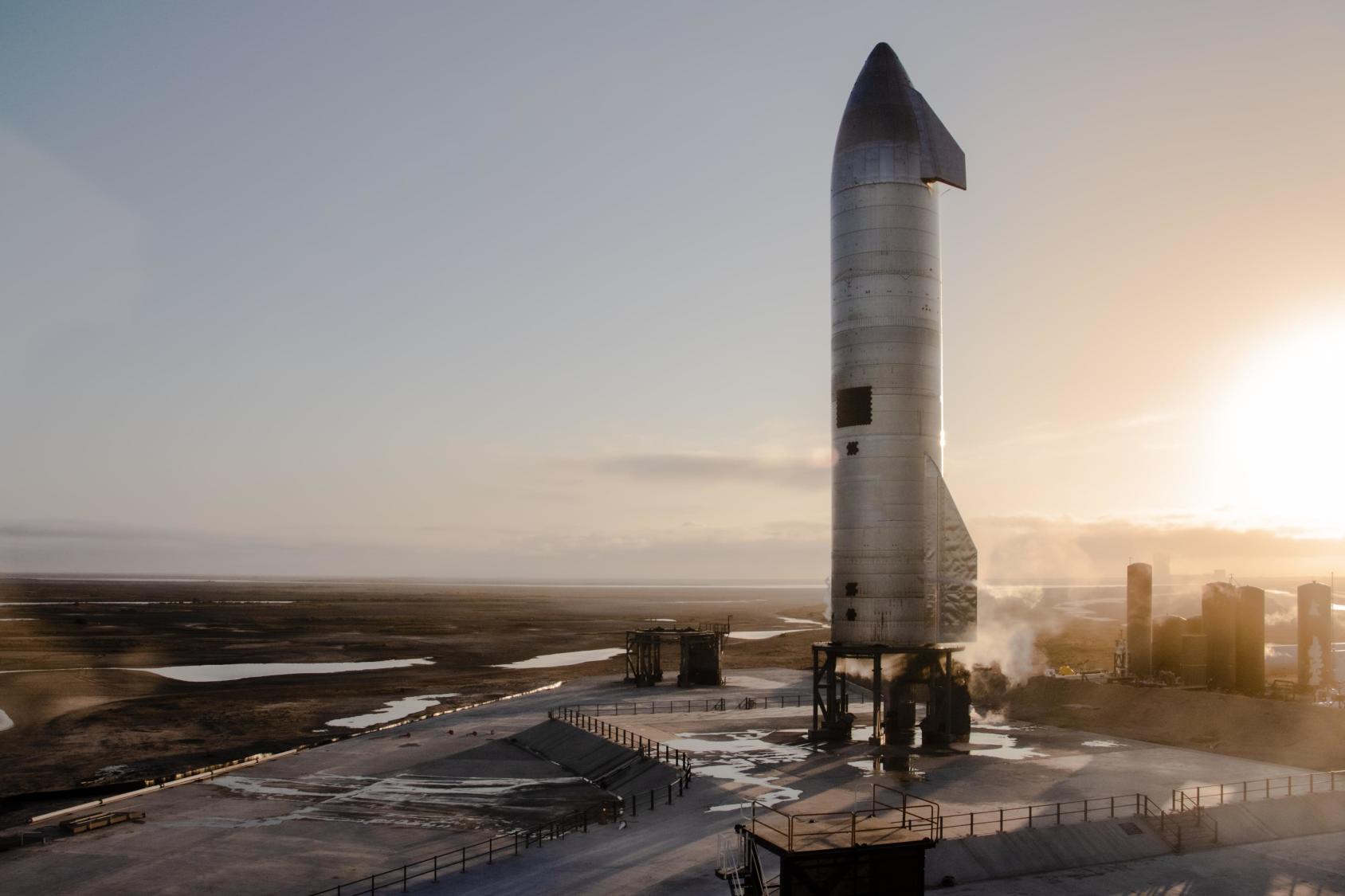 شاهد إضافة المحركات إلى مركبة SpaceX Starship تمهيداً لأول رحلة لها حول الأرض