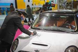 فنون العالم دبي car