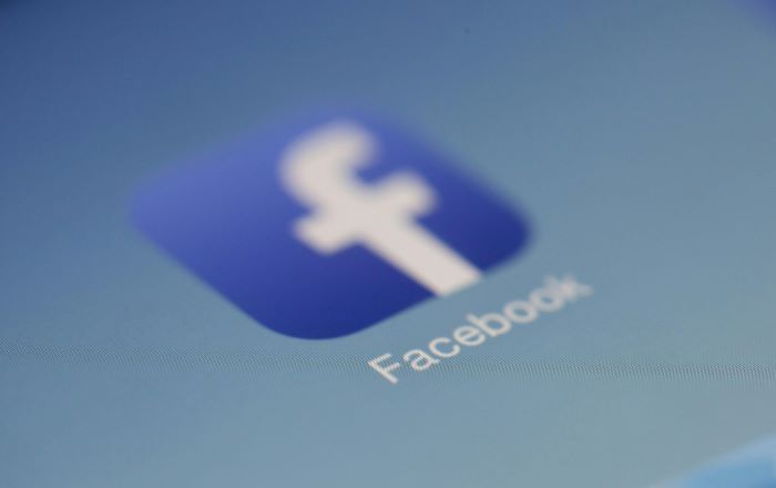 الفيسبوك يدفع مستخدمي نسخة الويب إلى استخدام ماسنجر وأنباء عن وجود إعلانات