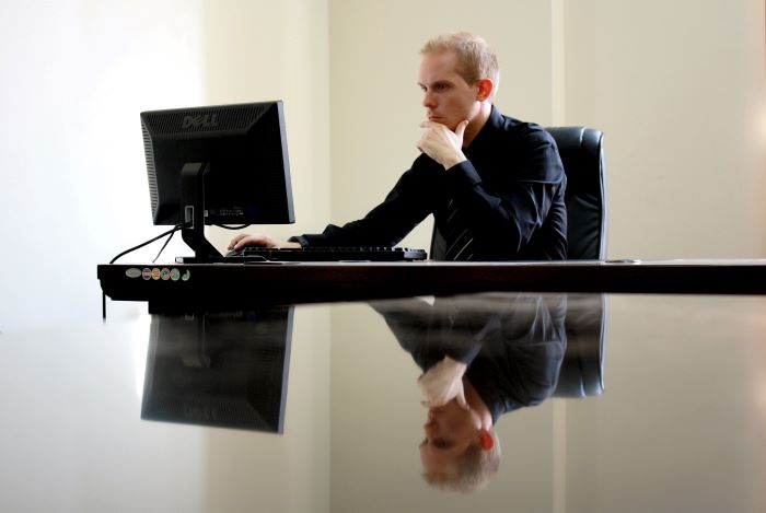 كيف يساعدك البيع الأقل على تطوير شركتك