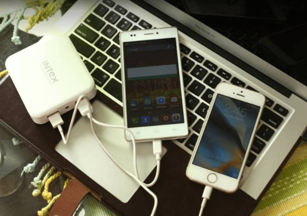 charing a phone with a powerbank