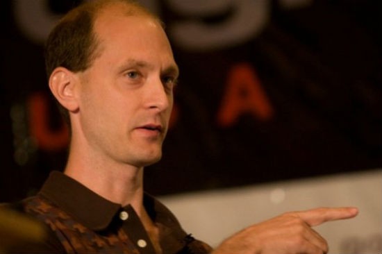 هاكر أبل Charlie Miller ينضم إلى تويتر