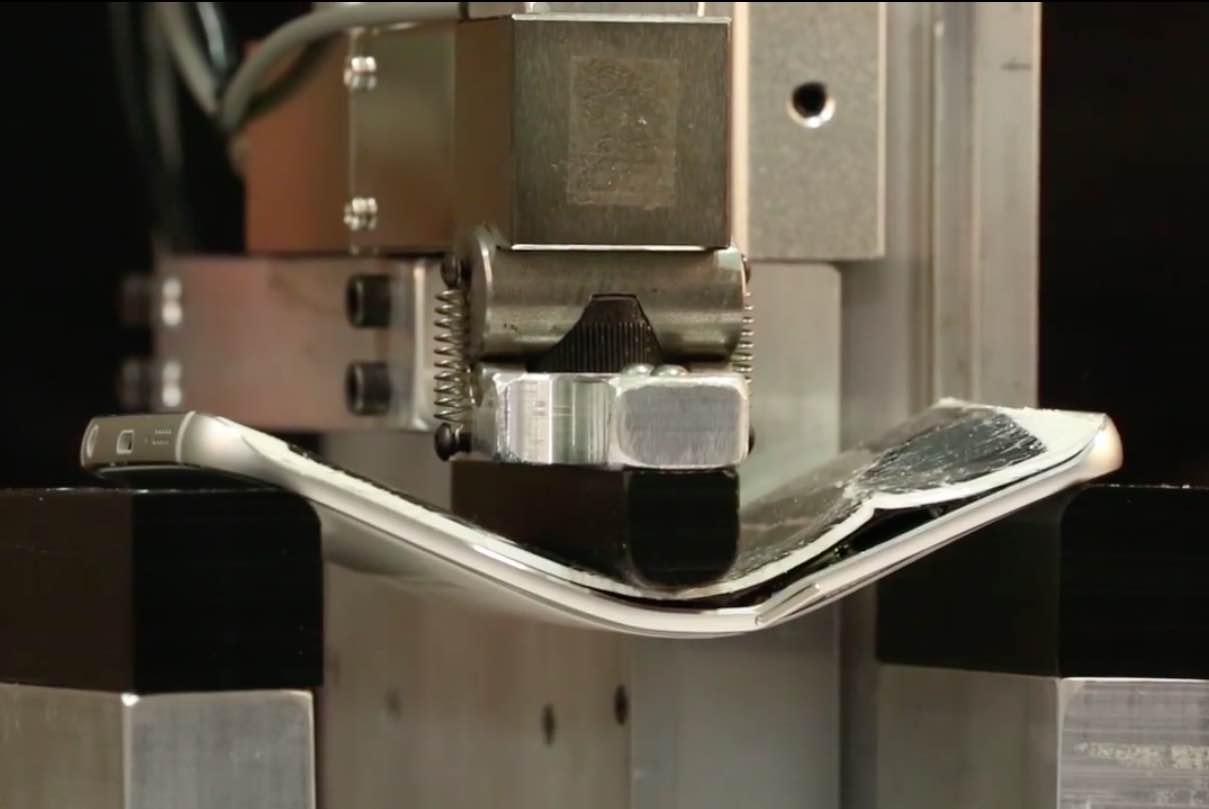 هاتف جالكسي اس 6 إيدج ينحني بنفس سهولة انحناء الايفون 6 بلس!