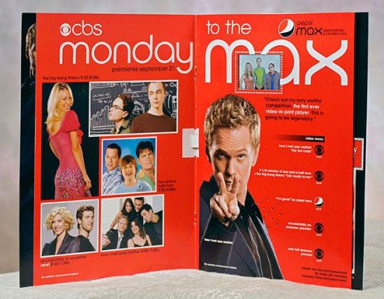 هاتف ذكي داخل صفحات مجلة بالصورة والمعلومات