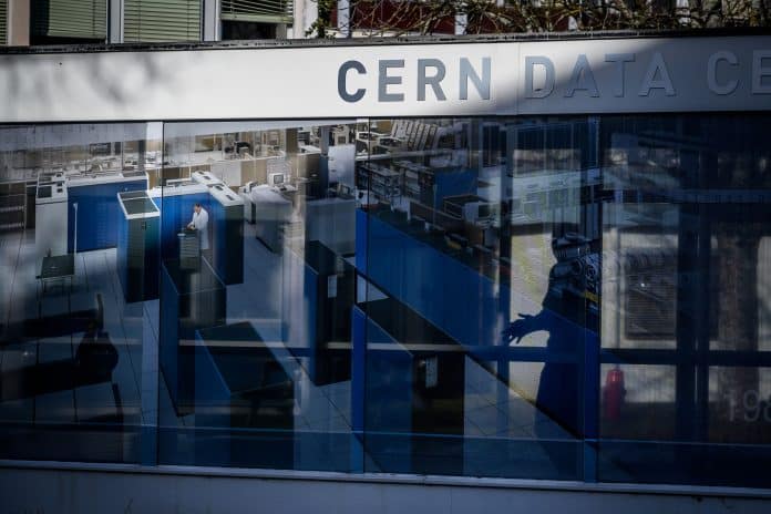 عيد ميلاد الإنترنت تيم بيرنز لي يحتفل مع مؤسسة سيرن تحتفل بمرور 30 عامًا على بداية الإنترنت