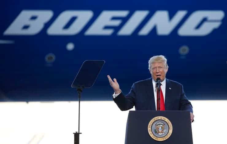 قيادة الطائرات أصبحت أكثر تعقيداً وفقاً للرئيس الأمريكي