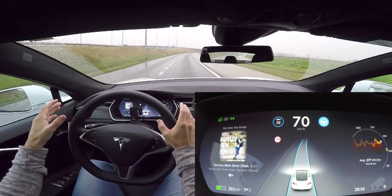كمبيوتر القيادة الآلية من تسلا أصبح متوفراً في جميع سياراتها الجديدة