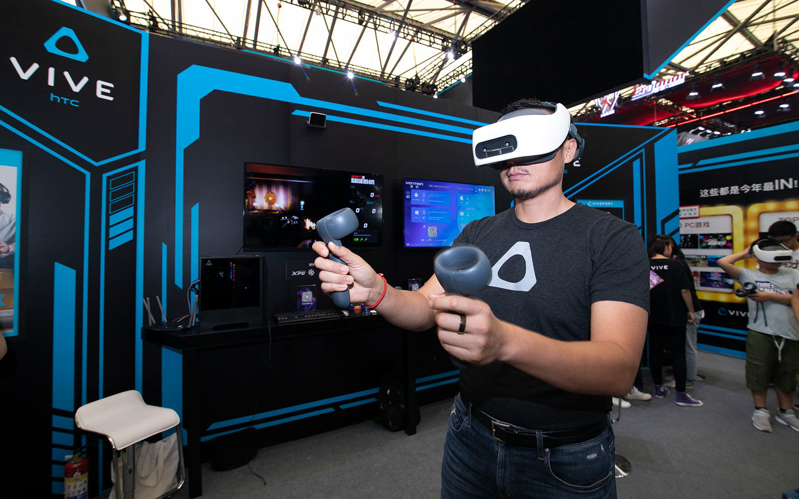 حزمة الواقع الافتراضي من HTC ستبث محتوى الحاسب عبر شبكة لاسلكية