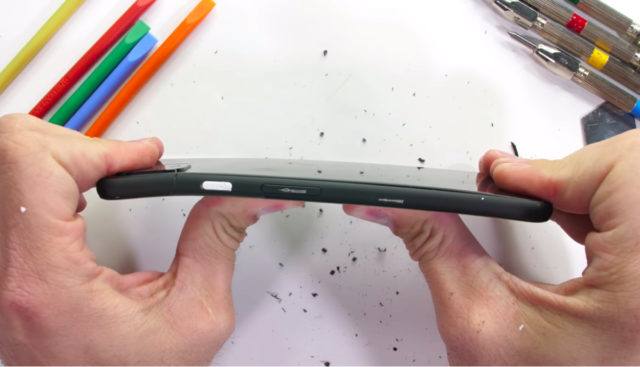 اختبار الخدش والانحناء لهاتف جوجل بكسل 4 إكس إل سيء للغاية