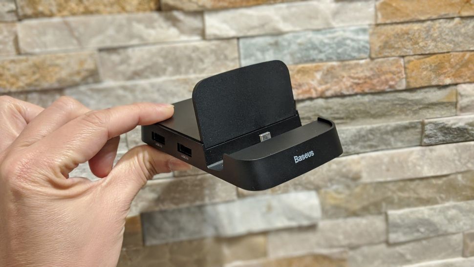 قاعدة شحن تمكنك من ربط هاتفك الذكي بحاسوبك بسهولة