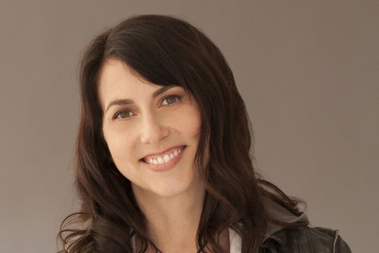 ماكينزي بيزوس تنقل 350 مليون دولار من أسهمها في أمازون