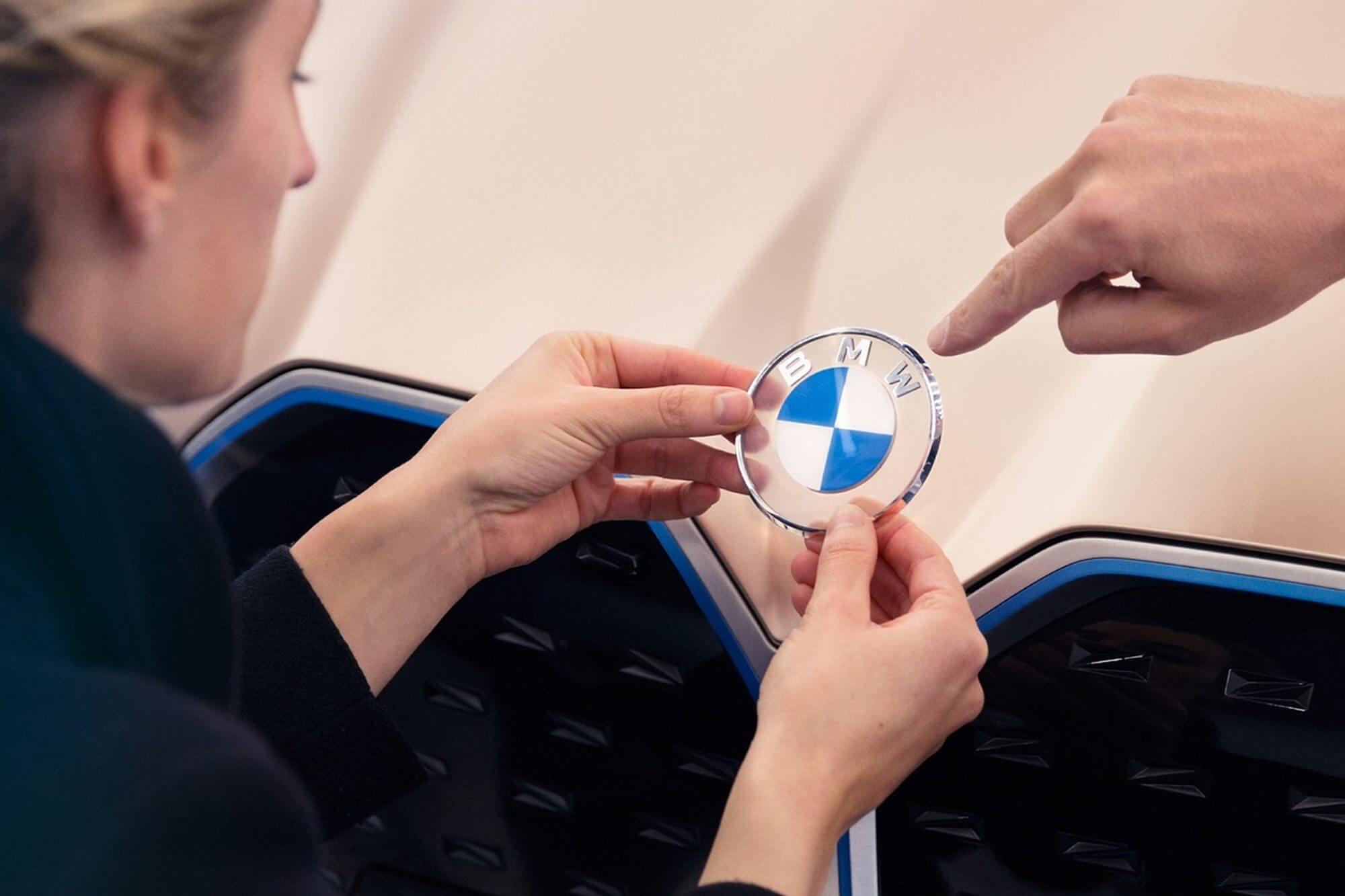 شاهد بالصور: بي إم دبليو تكشف عن شعار جديد بعد أكثر من 20 عام