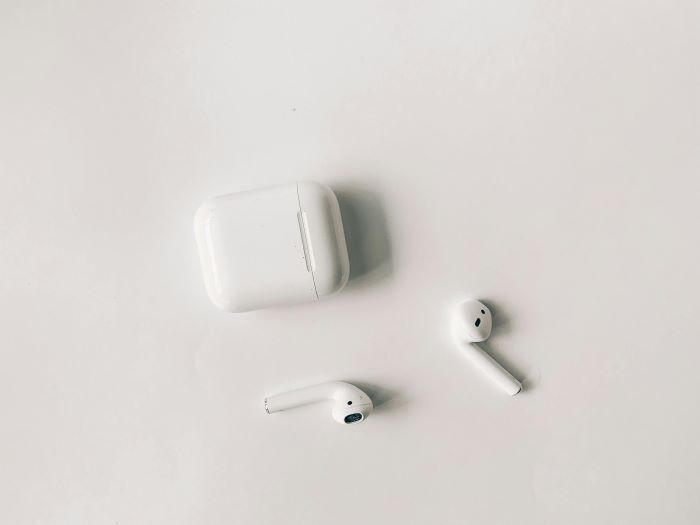 مبيعات AirPods مستمرة بالنمو، لكن حصتها السوقية مستمرة بالتراجع
