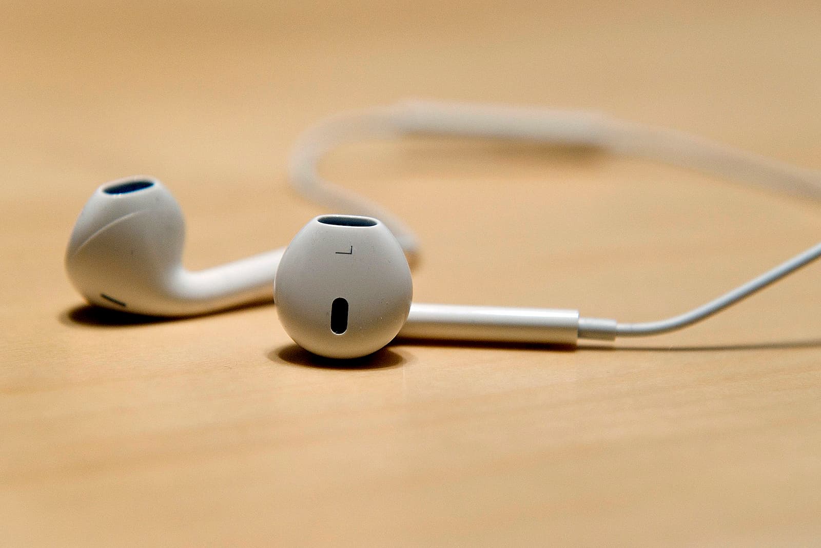 بالإضافة إلى الشاحن.. يبدو أن آيفون 12 لن يأتي مع سماعات أذن!