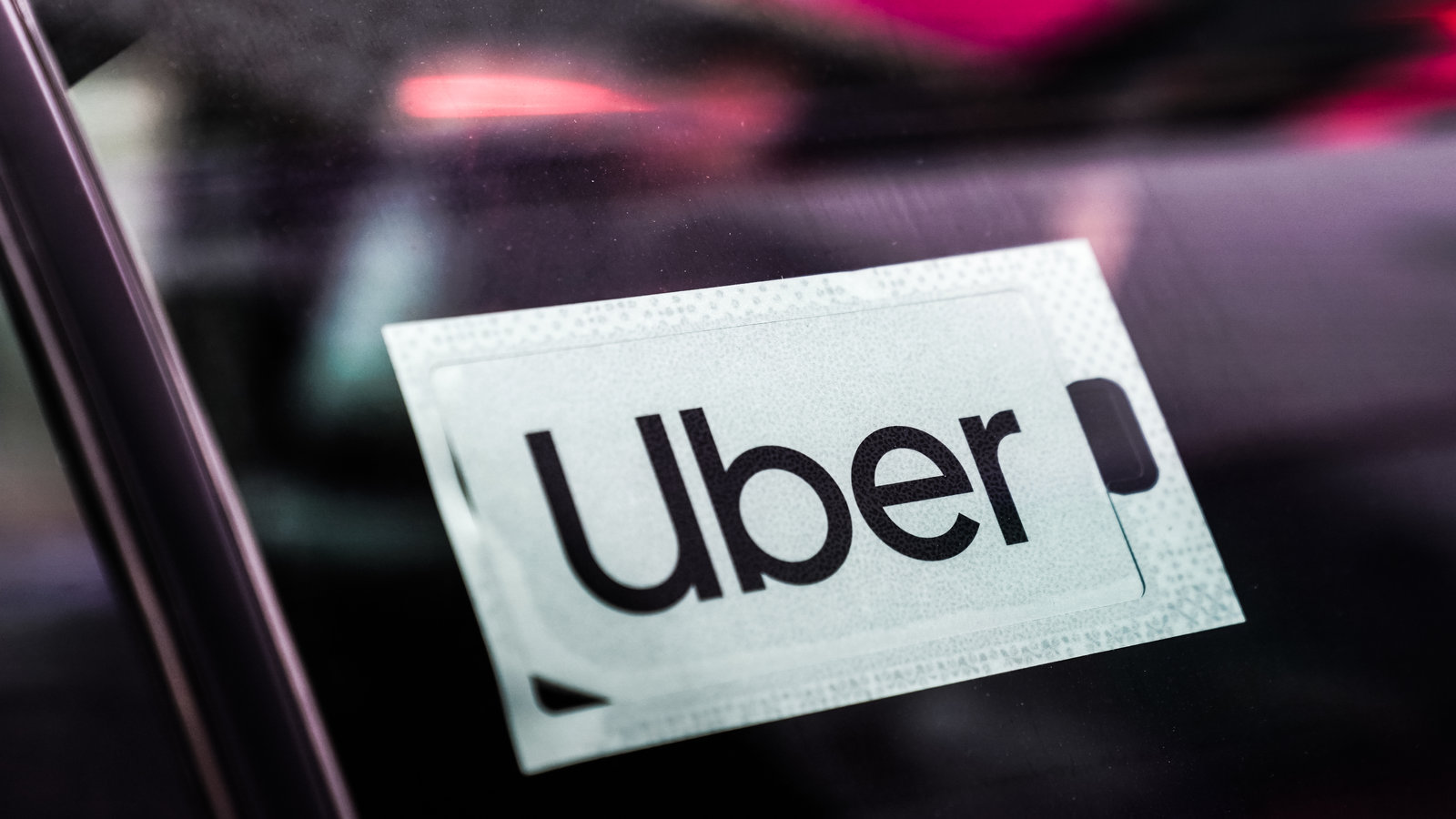 أوبر تتعهد بالتحوّل إلى السيارات الكهربائية بالكامل بحلول 2030