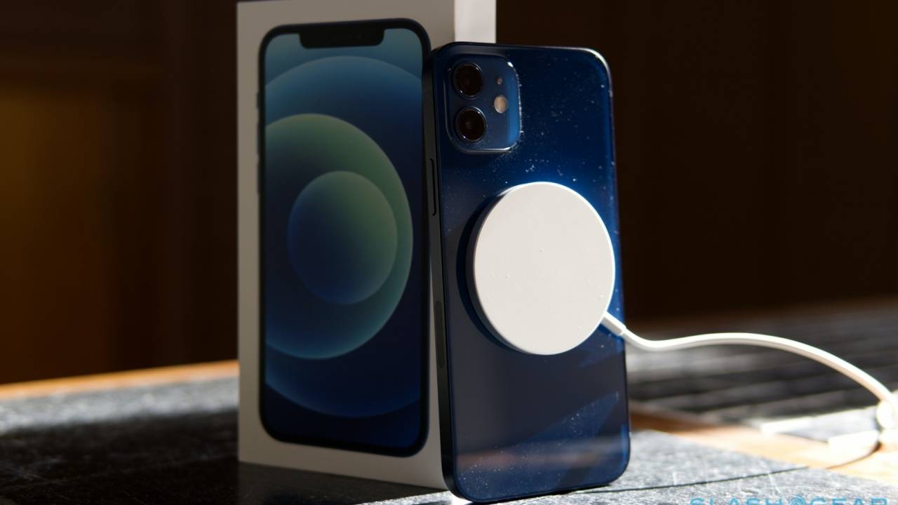 هواتف أيفون 12 قد تدعم الشحن اللاسلكي العكسي مستقبلاً
