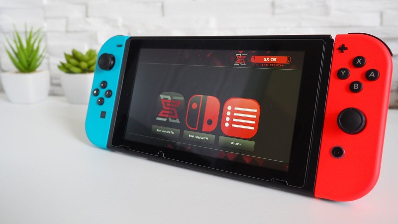 اعتقال 3 مخترقين بسبب بيع طرق اختراق حماية نظام Nintendo Switch