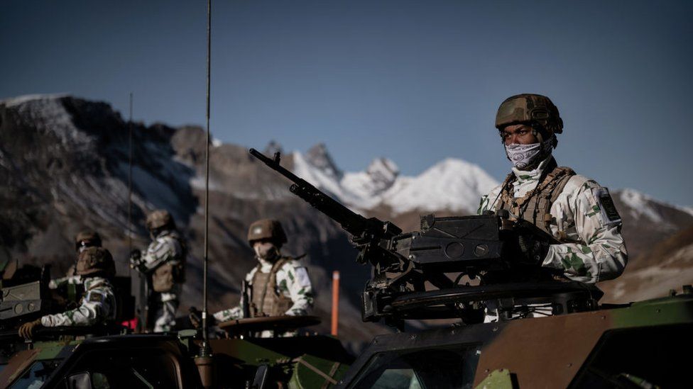 فرنسا تُجري أبحاثًا لتطوير جنود خارقين