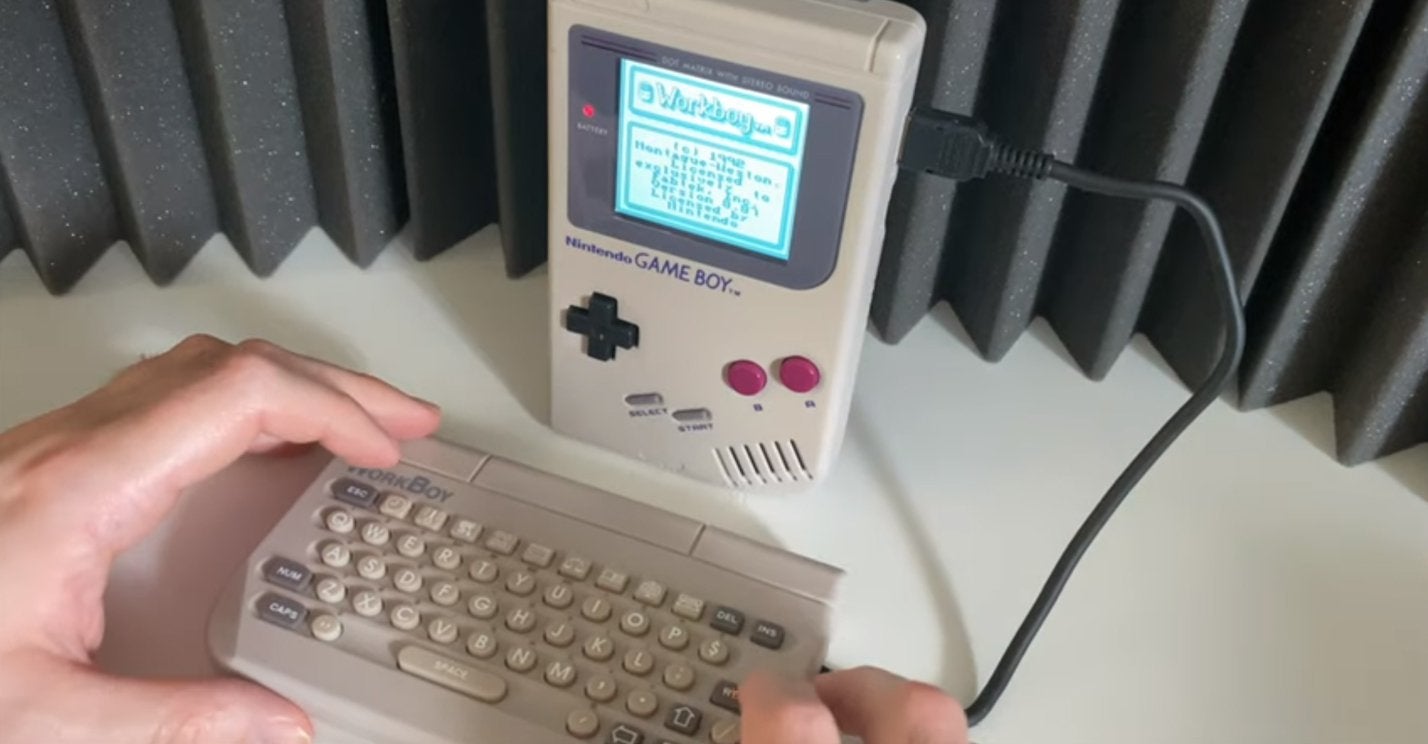 اكتشاف ملحق قديم يحول جهاز ألعاب GameBoy إلى شبه حاسوب مكتبي مصغر