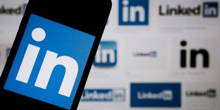 لينكد إن يعمل على منافس Clubhouse جديد