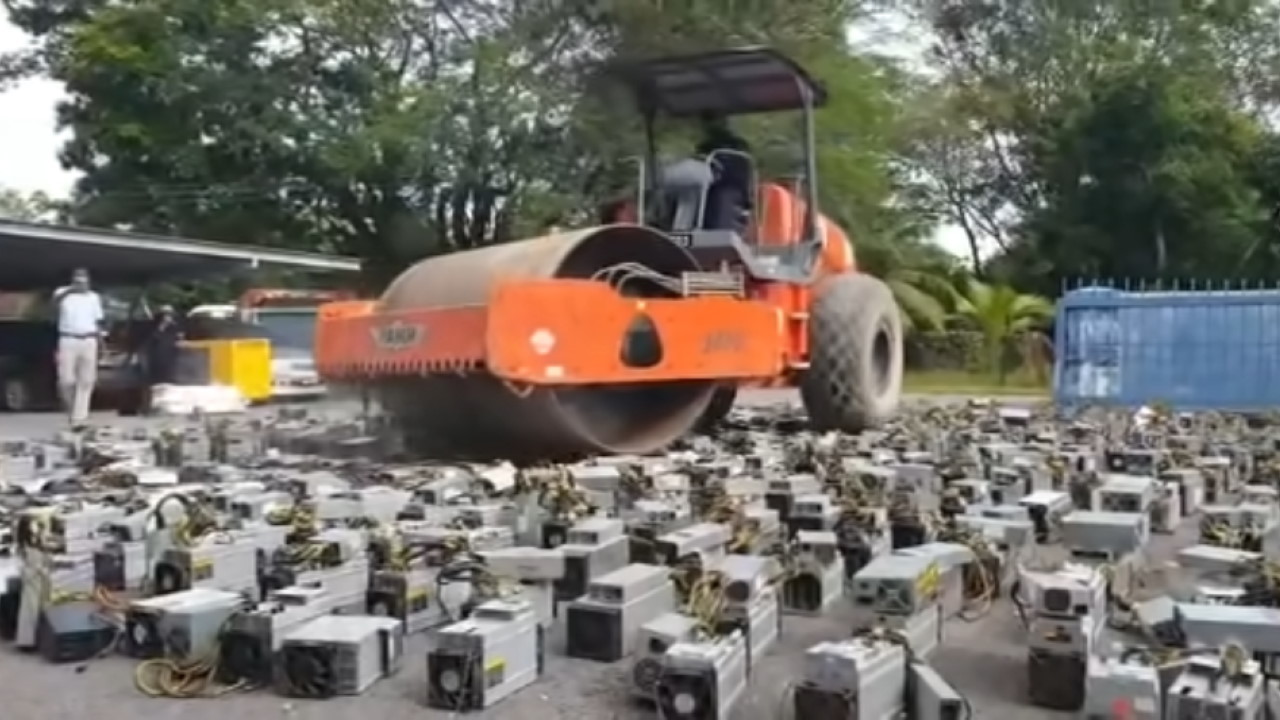 شاهد تدمير ألف حاسوب تعدين بيتكوين باستخدام مدحلة!