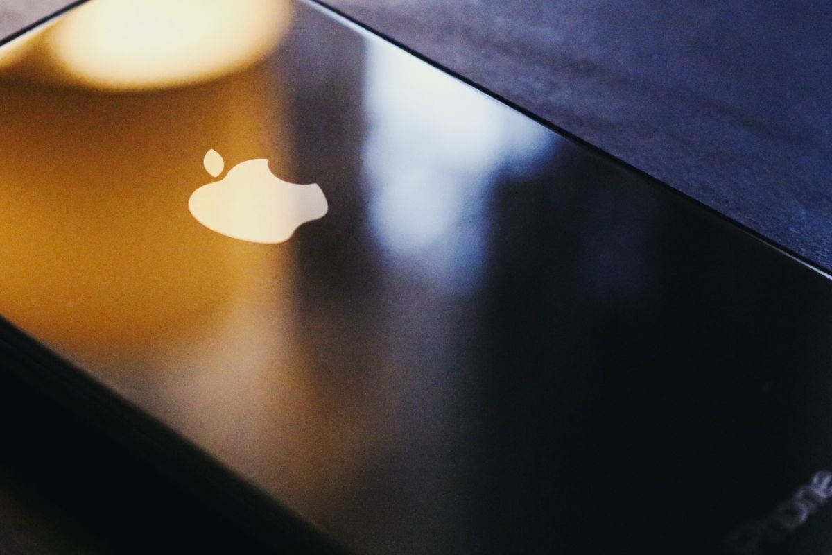 تعليق الايفون على التفاحة