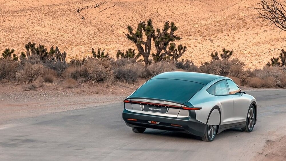 هل السيارات الكهربائية الشمسية هي مستقبل النقل أم مجرد خيال مضلل؟