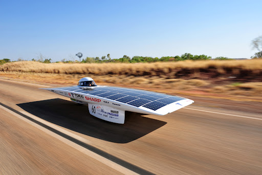 هل السيارات الكهربائية الشمسية هي مستقبل النقل أم مجرد خيال مضلل؟
