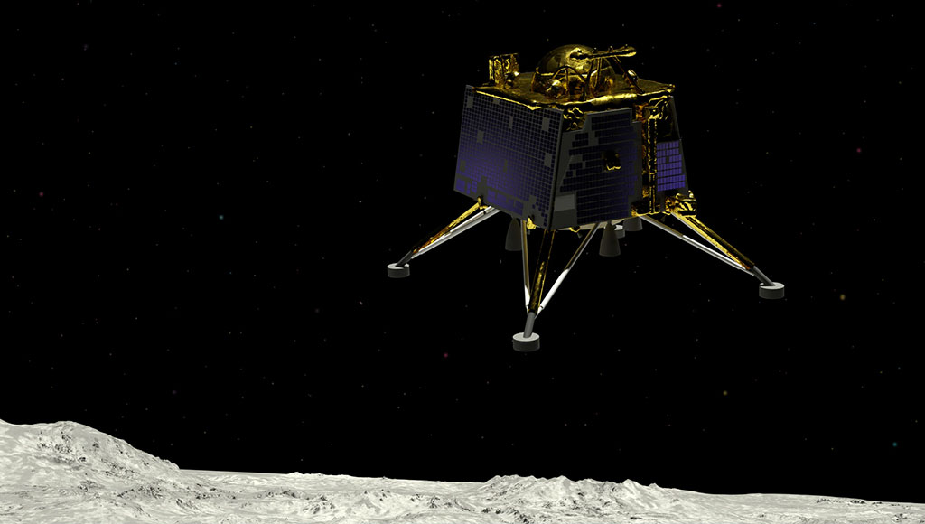 الهند تصبح أول دولة توصل مركبة فضائية إلى قطب القمر الجنوبي قبل ساعات فقط وصلت مركبة Chandrayaan-3 الهندية إلى القطب الجنوبي للقمر في حادث تاريخي. يجعل هذا الهند أول دولة تصل للقطب الجنوبي للقمر، ورابع دولة توصل مركبة فضائية إلى القمر أصلاً. قبل أيام فقط كانت المحاولة الروسية لإيصال مركبة إلى القمر قد فشلت مع تحطم المركبة قبل الهبوط. أعلنت الهند عن إنجاز هائل لها في مجال الفضاء مع نجاح مركبتها الجديدة Chandrayaan-3 بالهبوط على القمر بشكل سليم. حيث تعد المركبة غير المأهولة أول مركبة فضائية من صنع بشري تهبط على القطب الجنوبي للقمر، كما جعل الإنجاز الهند رابع دولة تصل إلى القمر في التاريخ وذلك بعد كل من الولايات المتحدة والاتحاد السوفيتي (الذي انهار في مطلع التسعينات) والصين. مؤخراً، بات القطب الجنوبي للقمر محور اهتمام شديد للعلماء بالنظر إلى أنه من المناطق الأكثر ترجيحاً لاحتواء الماء المتجمد. ويعتقد الخبراء أن القطب الجنوبي للقمر هو من أكثر الأماكن ترجيحاً لبناء قاعدة بشرية مستقبلية على الجرم الفضائي كمرحلة تالية للمحطة الفضائية الدولية مثلاً. كانت الهند قد حاولت الهبوط على القمر في عدة مناسبات سابقة، وفي عام 2019 تسبب خطأ برمجي بتحطم المركبة السابقة للبلاد، Chandrayaan-2، لدى محاولتها الاقتراب من السطح القمري. يذكر أن هذا الإنجاز الهام للهند يأتي على أعتاب حادثة تحطم المركبة الروسية، Luna-25، التي كانت تحاول الهبوط على القطب الجنوبي للقمر أيضاً. إذ يعاني برنامج الفضاء الروسي من تراجع شديد وفق الخبراء، وحتى أن المحاولة الأخيرة كانت الأولى لروسيا منذ أكثر من خمسين عاماً. مع نهاية أبريل المنصرم، كان هناك محاولة من شركة Ispace اليابانية للوصول إلى القمر أيضاً، وكانت مركبة الشركة تحمل "المستكشف راشد" المصنوع في الإمارات، لكن خطأً برمجياً من طرف الشركة اليابانية أدى لتحطمها وفشل هذه المحاولة. يذكر أن الاهتمام بالقمر واستكشافه قد ازداد بشكل واضح في السنوات الأخيرة. إذ كان السباق الفضائي قد برد بشدة منذ وصول الأمريكيين إلى القمر وهبوط البشر عليه عام 1969 (علماً أن الولايات المتحدة لا تزال الدولة الوحيدة التي حققت ذلك)، وطوال عقود لم يكن هناك محاولات جديدة للعودة إلى القمر. لكن الآن هناك مخططات أمريكية وصينية لإرسال بعثات بشرية إلى القمر، بالإضافة لتسارع الإنجازات من حيث إرسال المركبات غير المأهولة إليه، إذ تعمل الإمارات الآن على نسخة أحدث من مستكشفها القمري مع مخططات للمحاولة مجدداً للوصول إلى القمر.