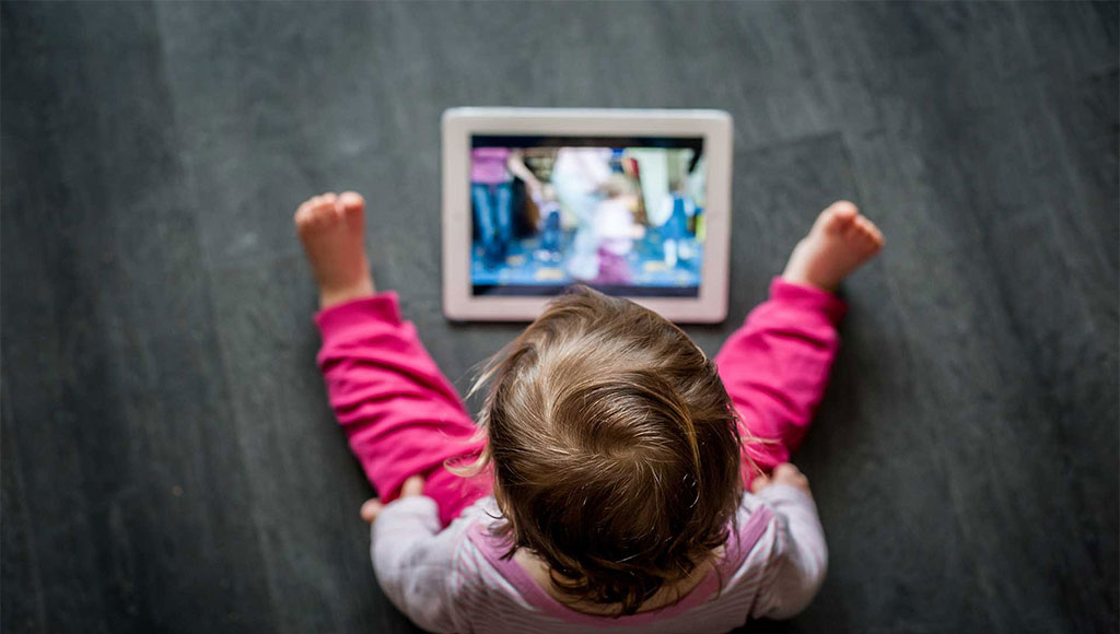 دراسة: استخدام الأطفال للشاشات يؤخر تطورهم ويضر قدرتهم على التعلم
