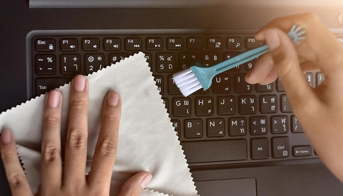 تنظيف كيبورد الكمبيوتر