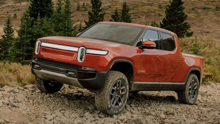 شاحنة ريفيان في الطرق الوعرة - «نقرة زر خاطئة» تسبب إرسال تحديث خرب نظام آلاف السيارات الكهربائية