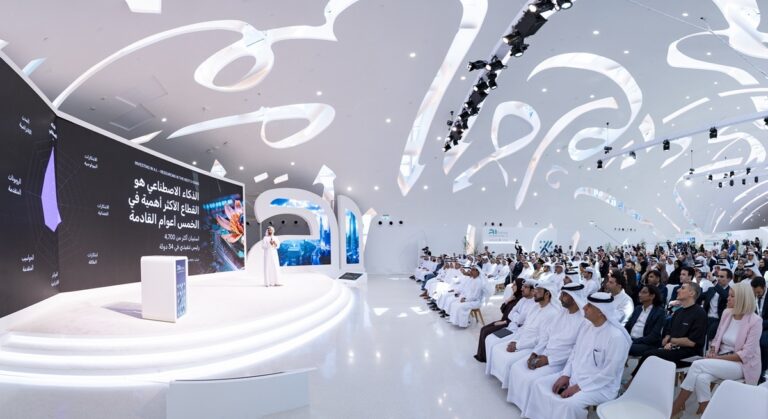 الإمارات تكشف عن استراتيجية تمتد 185 عاماً لتكون مركزاً عالمياً للذكاء الاصطناعي