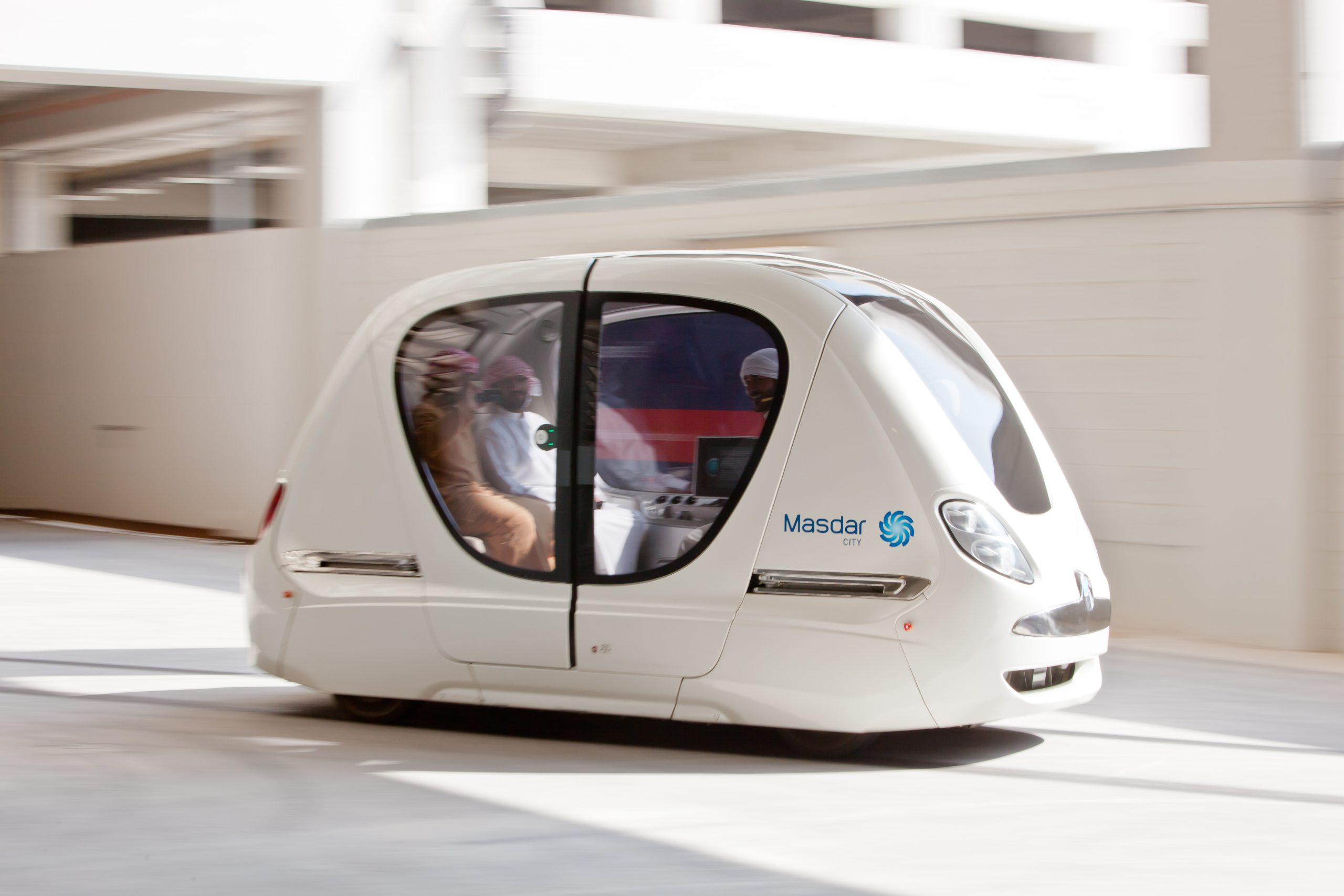 حافلات النقل الكهربائية الذكية في مدينة مصدر المستدامة في أبوظبي